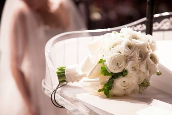 WhiteweddingroseswefoundloveAberdeenimage
